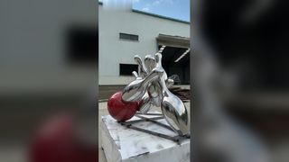 Patung bowling baja tahan karat bercermin menangkap momen dinamis dengan jelas