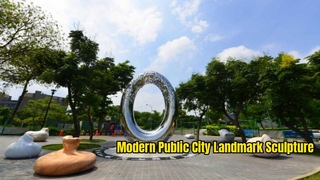 Patung publik berbentuk lingkaran ini berdiri di taman menjadi landmark yang dapat dikenali